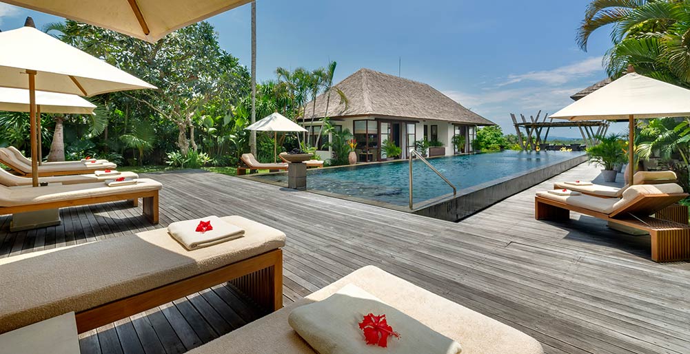 Villa Mandalay - Sun loungers by the pool